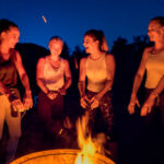 mit Bekannaten am Feuer