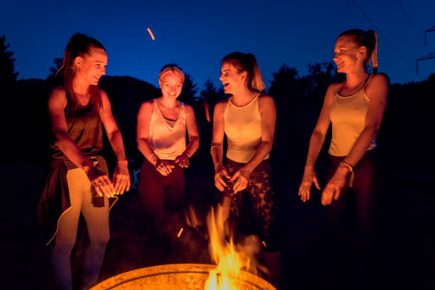 mit Bekannaten am Feuer